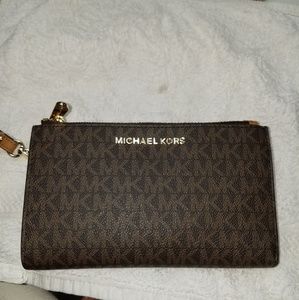 NWTS Michael Kors Cellphone Wristlet!!